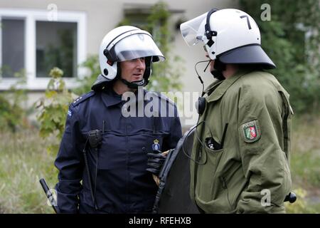 DEU Deutschland Weeze: die Polizei, die Ausübung der deutschen und niederländischen Polizei Einheiten. Stockfoto