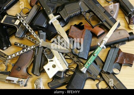 Deutschland: illegale Waffen, Messer, von jungen Leuten beschlagnahmt Stockfoto