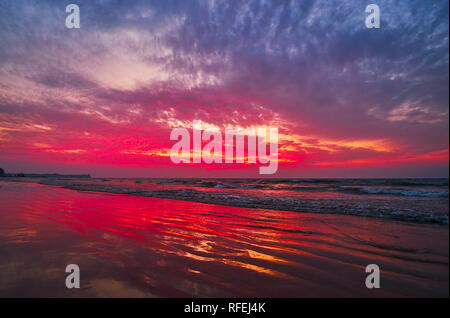Die hellen Sonnenuntergang über der Bucht von Bengalen, der gemütlichen Sandstrand von Chaung Tha Resort ist der beste Ort für romantische Abendspaziergänge, Myanmar. Stockfoto