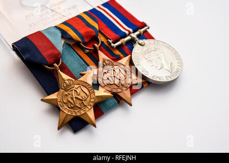 Birma Star & 1939-1945 Star Feldzug Krieg Medaille, die vom Vereinigten Königreich im Mai 1945 gegründet für Award an Britische und Commonwealth Kräfte Stockfoto