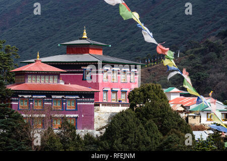 Tengboche Kloster mit dem Wald im Hintergrund, Sagarmatha, Nepal Stockfoto