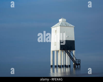 Die niedrige Leuchtturm aus frühen Morgennebel. Burnham-on-Sea, Somerset Stockfoto