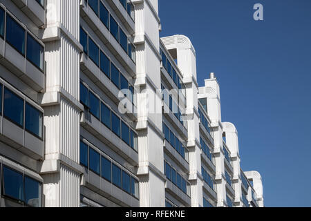 Fassade großen weißen Bürogebäude, die Niederlande Stockfoto