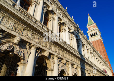 Der Markusplatz (Piazza San Marco) mit Campanile und Dogenpalast, Venedig, Italien Stockfoto