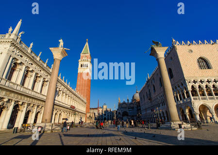 Der Markusplatz (Piazza San Marco) mit Campanile und Dogenpalast, Venedig, Italien Stockfoto