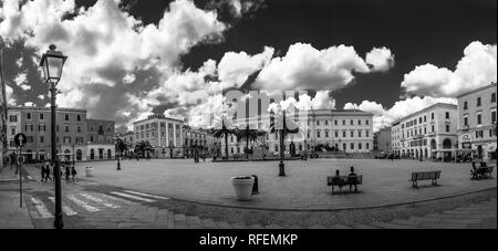 Schwarze und weiße Panoramablick auf Italien Platz in der Stadt Sassari in einem bewölkten Tag der Feder Stockfoto