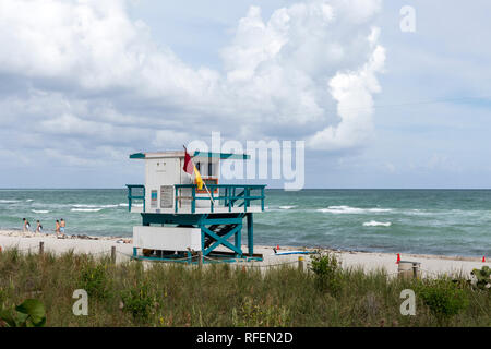 Ein Blick auf den Ozean mit der 26. Straße lifeguard Tower am Strand von Miami, Florida, USA Stockfoto