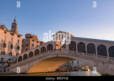 Rialto Brücke (Ponte de Rialto) über den Canal Grande bei Sonnenaufgang/Sonnenuntergang, Venedig, Italien Stockfoto