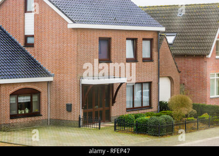 Luxuriöse, moderne Bungalow im Vintage Style, Niederländisch Home Exterieur, Haus in einem kleinen holländischen Dorf Stockfoto