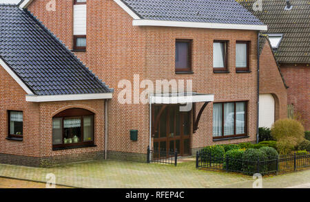 Moderne niederländische Haus im Vintage Style, luxuriösen Haus außen, Bungalow in einem kleinen Dorf in den Niederlanden Stockfoto