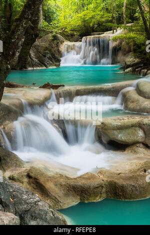 Erawan Wasserfall Thailand Kanchanaburi Provience finden. Dieser Wasserfall ist in Erawan Nationalpark im Wald. Stufe 5 aus allen 7. Stockfoto