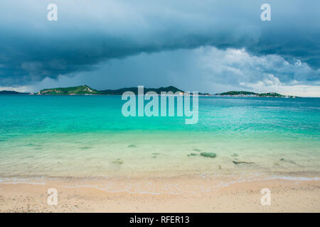 Gewitterwolke Hintergrund während regnen. Dunkle Wolken. Riesige schwarze Wolken am dunklen Himmel vor dem Gewitter. Stockfoto