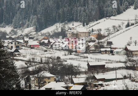 Dorf in Rumänien. Petru Voda im Winter Landschaft Stockfoto