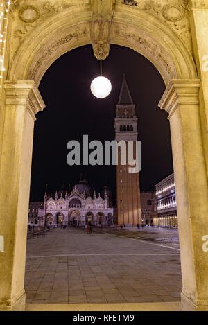 Nacht Blick auf den Markusplatz (Piazza San Marco) aus einem Bogen, Venedig, Italien Stockfoto