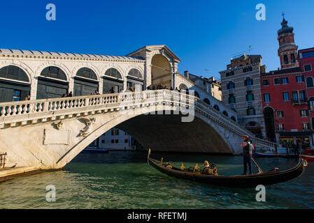 Gondel unter der Rialtobrücke (Ponte de Rialto) über den Canal Grande, Venedig, Italien, Stockfoto