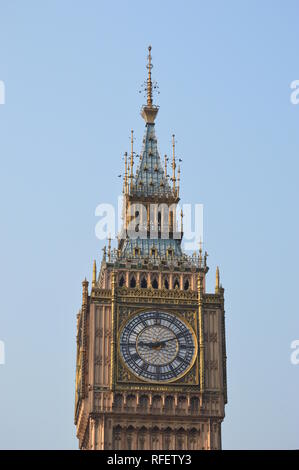 Kolkata, Indien. 25. Januar 2019. Der Big Ben Replik oder Kolkata Zeitzone mit echten Vierseitige 3,6 Meter Durchmesser Anglo-Swiss clock wählt. Die Stockfoto