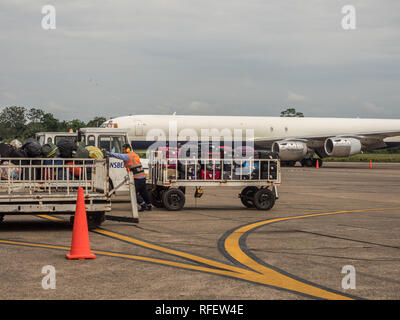 Iquitos, Peru - 07 Dezember, 2018: Gepäck wartet auf einem Flugzeug in Iquitos geladen werden. Südamerika, Lateinamerika Stockfoto