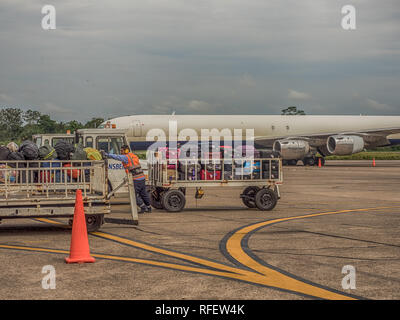 Iquitos, Peru - 07 Dezember, 2018: Gepäck wartet auf einem Flugzeug in Iquitos geladen werden. Südamerika, Lateinamerika Stockfoto