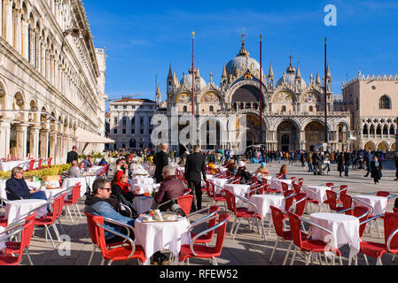 Essen im Freien sitze am Markusplatz (Piazza San Marco), Venedig, Italien Stockfoto