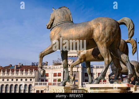 Die Pferde von Saint Mark (Triumphalen Quadriga), vier bronzene Statuen von Pferden auf der Fassade der St. Mark's Basilika in Venedig, Italien Stockfoto