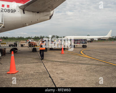 Iquitos, Peru - 07 Dezember, 2018: Gepäck wartet auf einem Flugzeug in Iquitos geladen werden. Südamerika, Lateinamerika Stockfoto