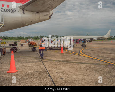 Iquitos, Peru - 07 Dezember, 2018: Gepäck wartet auf einem Flugzeug in Iquitos geladen werden. Südamerika, Lateinamerika Stockfoto