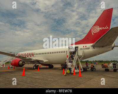 Iquitos, Peru - 07 Dezember, 2018: Die Menschen in Flugzeug in Iquitos. Peruanische Linie. Südamerika, Lateinamerika Stockfoto