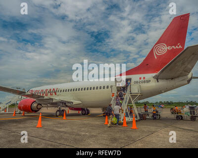 Iquitos, Peru - 07 Dezember, 2018: Die Menschen in Flugzeug in Iquitos. Peruanische Linie. Südamerika, Lateinamerika Stockfoto