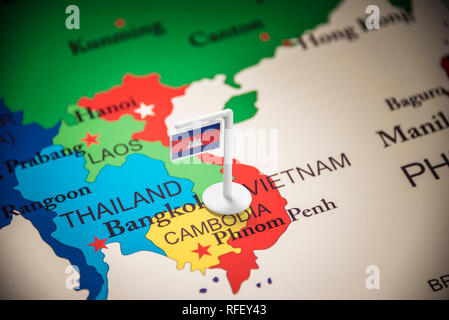 Kambodscha markiert mit einer Flagge auf der Karte Stockfoto