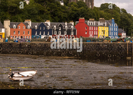 Bunte Häuser und den Hafen bei Ebbe, Tobermory Stockfoto