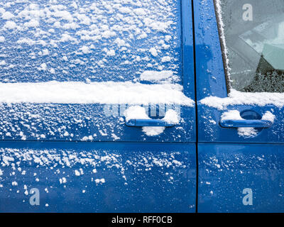 Nahaufnahme von Schnee bedeckt Seitentür des Blauen van Stockfoto