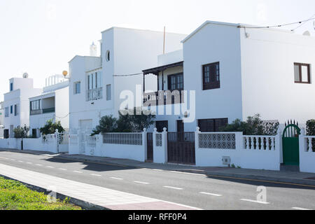 Zweistöckiges Haus in der Stadt von Arrieta auf der Insel Lanzarote. Kanarischen Inseln. Dezember 2018. Stockfoto