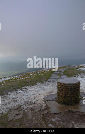 Blick nach unten vom Hügel Verlieren, über die Trigonometrischen Punkt an seiner Spitze, in der Hoffnung, Tal, Peak District, Derbyshire, Großbritannien Stockfoto