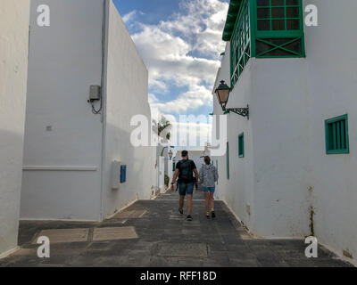 Der Kanal zum Meer zwischen den Häusern an der Costa Teguise auf Lanzarote. Kanarischen Inseln. Stockfoto