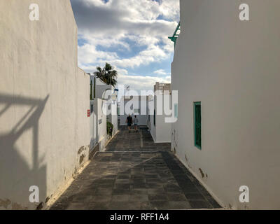 Der Kanal zum Meer zwischen den Häusern an der Costa Teguise auf Lanzarote. Kanarischen Inseln. Stockfoto