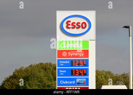 Anzeige der Kraftstoffpreise auf Benzin Bahnhofsvorplatz Vereinigtes Königreich Stockfoto