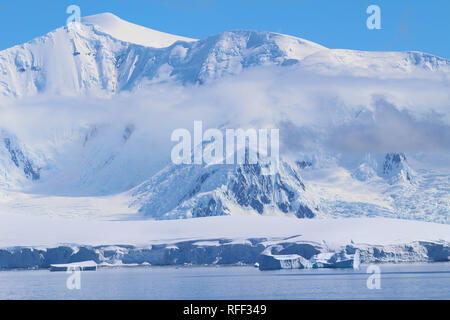 Eisberge und Berge in der Antarktis. Berge und Eisberge an der Küste der Antarktischen Halbinsel Stockfoto