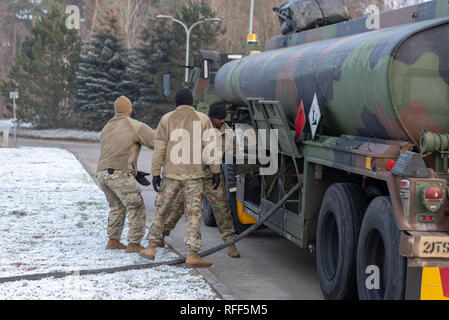 Burg, Deutschland - Januar 23, 2019: Soldaten der US-Armee einen Schlauch ziehen aus einem Tank-LKW in der clausewitz Kaserne in Burg. Sie sind Teil eines  Spybotsddisabled Stockfoto