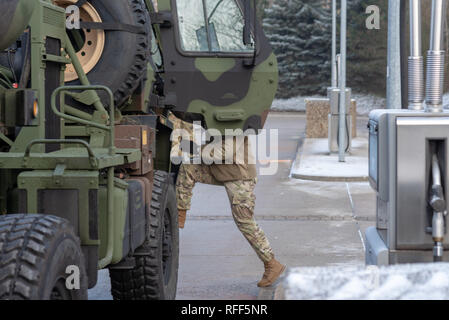 Burg, Deutschland - Januar 23, 2019: ein Soldat der US-Armee in einen Tankwagen an der Clausewitz Kaserne in Burg. Er gehört zu einer Gruppe, die voraus Stockfoto