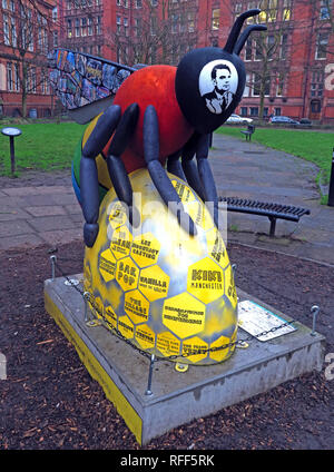 Bee in der Stadt - Sackville Gärten mit Alan Turing, Gay Village, Canal St, Manchester, Lancashire, England, Großbritannien Stockfoto