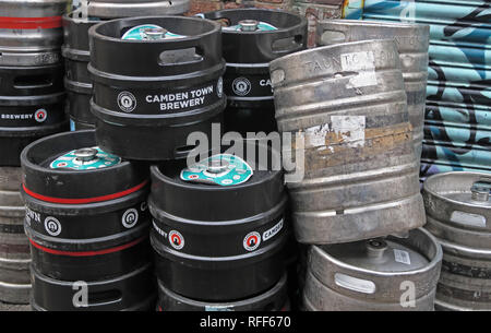 Camden Town Brauerei, Handwerk Bier und Apfelwein Kegs hinten an der Bar, im Northern Quarter, Manchester, North West England, Großbritannien Stockfoto