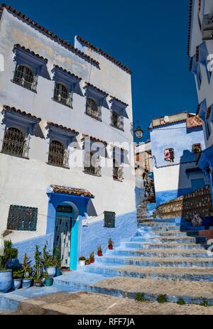 Treppen durch enge Gasse, blaue Häuser, Medina von Meknes, Chaouen, Córdoba, Marokko Stockfoto