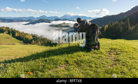 Mann auf Rollstuhl Fotos von schönen Landschaft in einer nebligen Morgen, St. Thomas, Slowenien Stockfoto