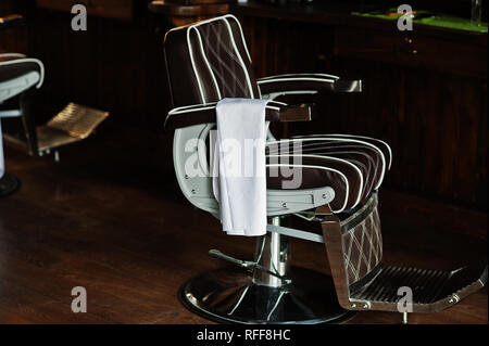 Braun Vintage Leder Stuhl an der stilvollen Friseur. Stockfoto