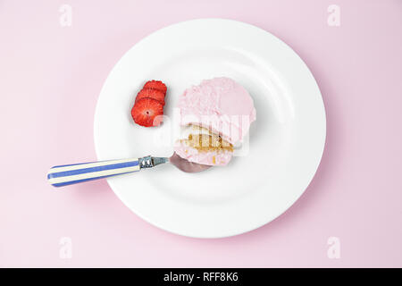 Ein Stück hausgemachte Erdbeertorte auf einem rosa Hintergrund Stockfoto