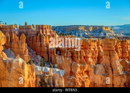 Bizarre Felsformationen, Morgenlicht, schneebedeckten Felslandschaft mit Hoodoos im Winter, Navajo Loop Trail Stockfoto
