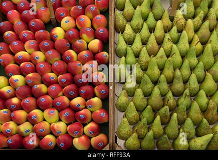 Äpfel (Malus), Birnen (Pyrus) in Boxen in einem Obststand, Niederlande Stockfoto