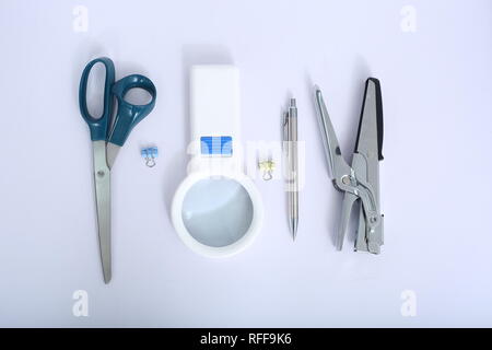 Pen, Hefter, Schere, Papier Clip und Lupe. Auf den weißen Hintergrund isoliert. Stockfoto