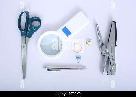 Bild von Kugelschreiber, Hefter, Gummi, Schere, Papier Clip und Lupe. Auf den weißen Hintergrund isoliert. Stockfoto