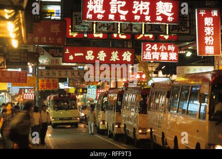 Wartebereich für Minibusse, Hennessy Road, Causeway Bay, Hong Kong, Hong Kong Island, China Stockfoto